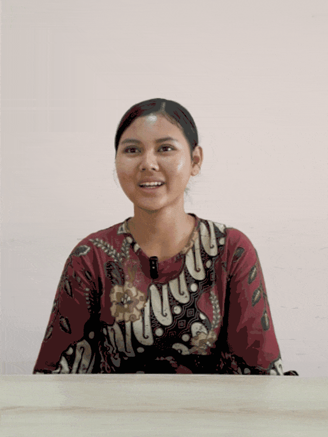 Kak Dini menyebutkan kanji