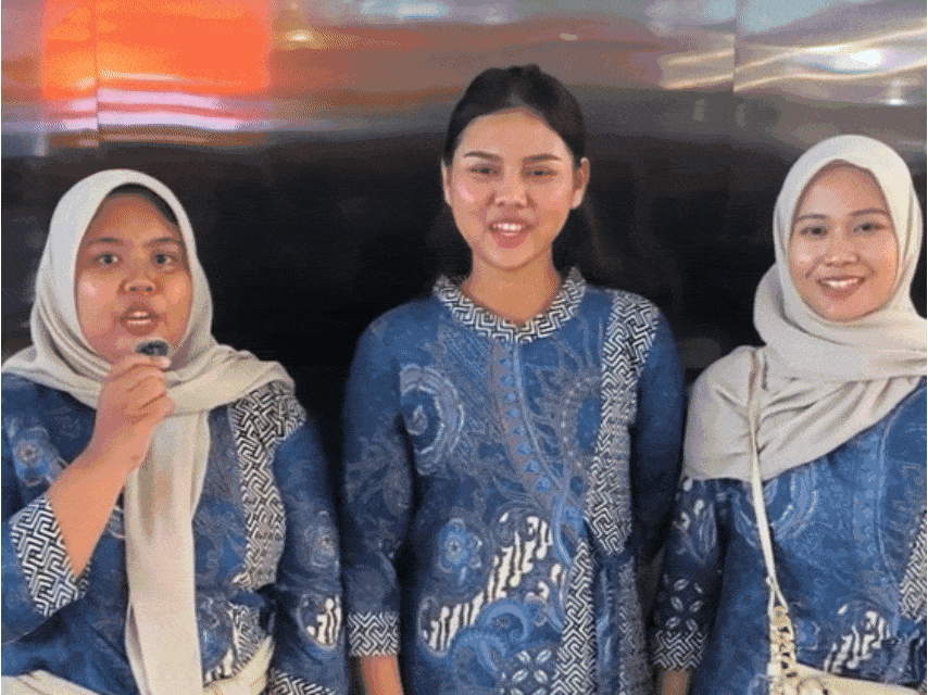 Kak Tri, Kak Dini, dan teman satu perusahaan mereka saat hari keberangkatan ke Jepang